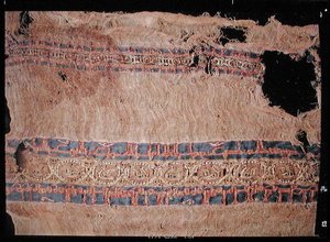 Tissu avec cygnes et écriture coufique
